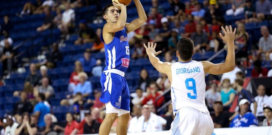 El boricua José Placer tira por encima de Marco Giordano, de Argentina. (FIBA) (horizontal-x3)