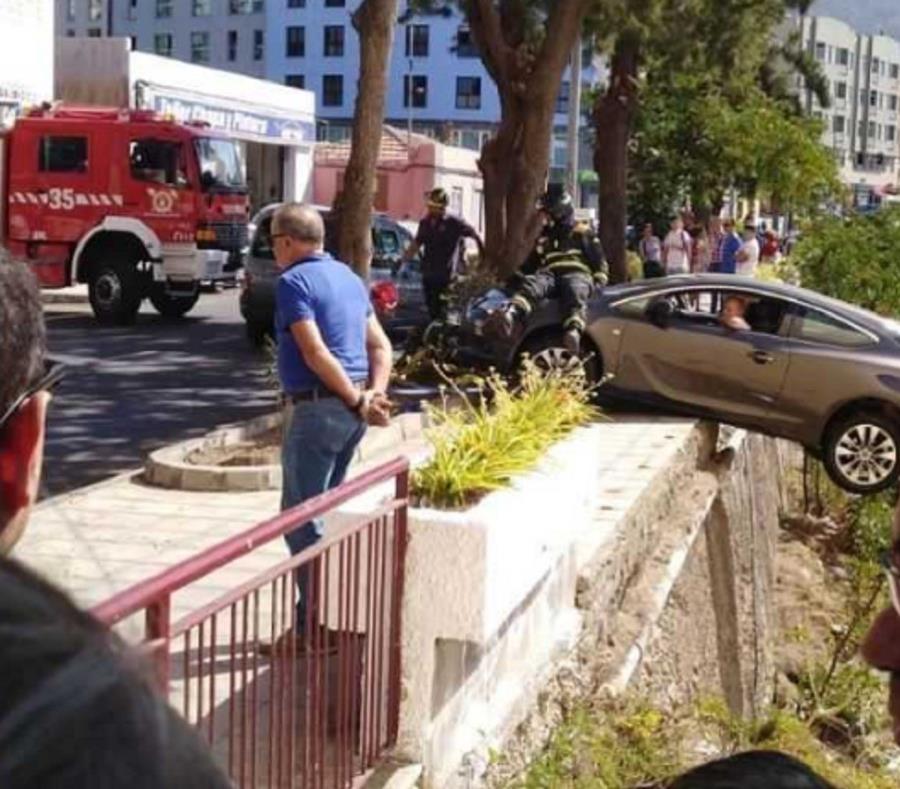 Los bomberos tuvieron que subirse en el capó del vehículo para hacer contrapeso y evitar que el auto se precipitara hacia el vacío. (semisquare-x3)