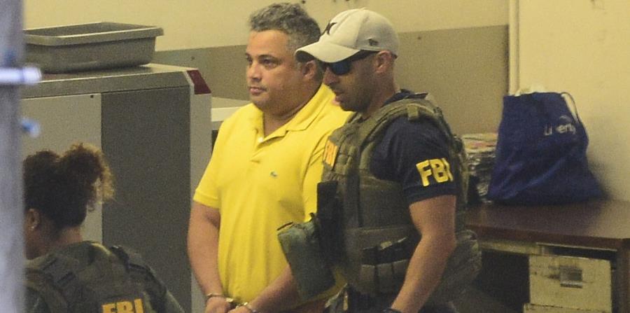 En la imagen se aprecia a uno de los agentes detenidos esta madrugada por el FBI. (horizontal-x3)