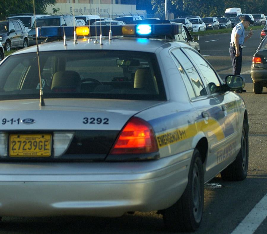 Un agente de la Policía detiene el tránsito. (GFR Media) (semisquare-x3)
