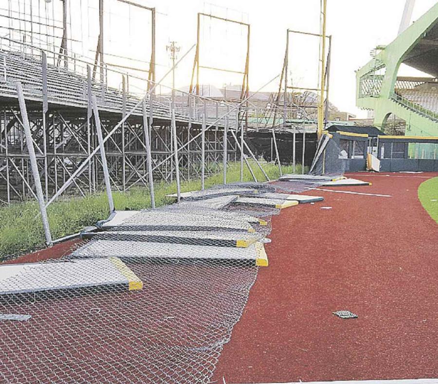 Vista parcial de algunos de los daños causados por María al estadio de la capital. (semisquare-x3)