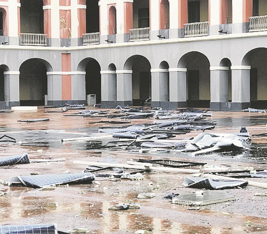 Las placas fotovoltaicas de la azotea del Cuartel de Ballajá quedaron esparcidas por el patio del edificio. (Suministrada) (semisquare-x3)