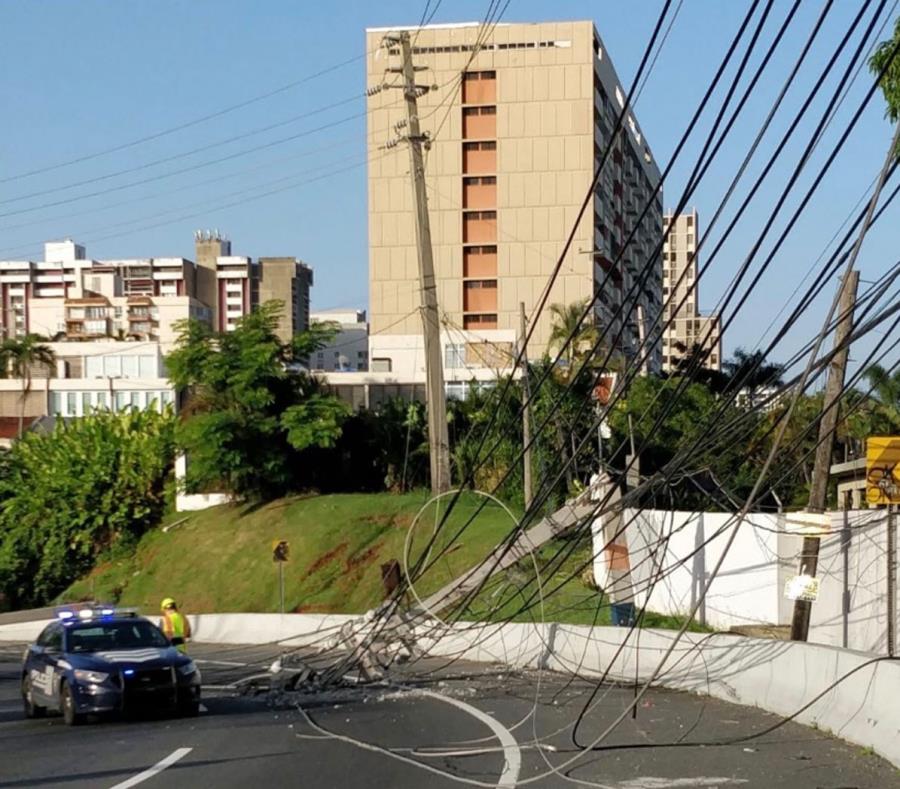 Una patrulla de la Policía alerta del cierre de una carretera. (Imagen tomada del Twitter de la AEE) (semisquare-x3)