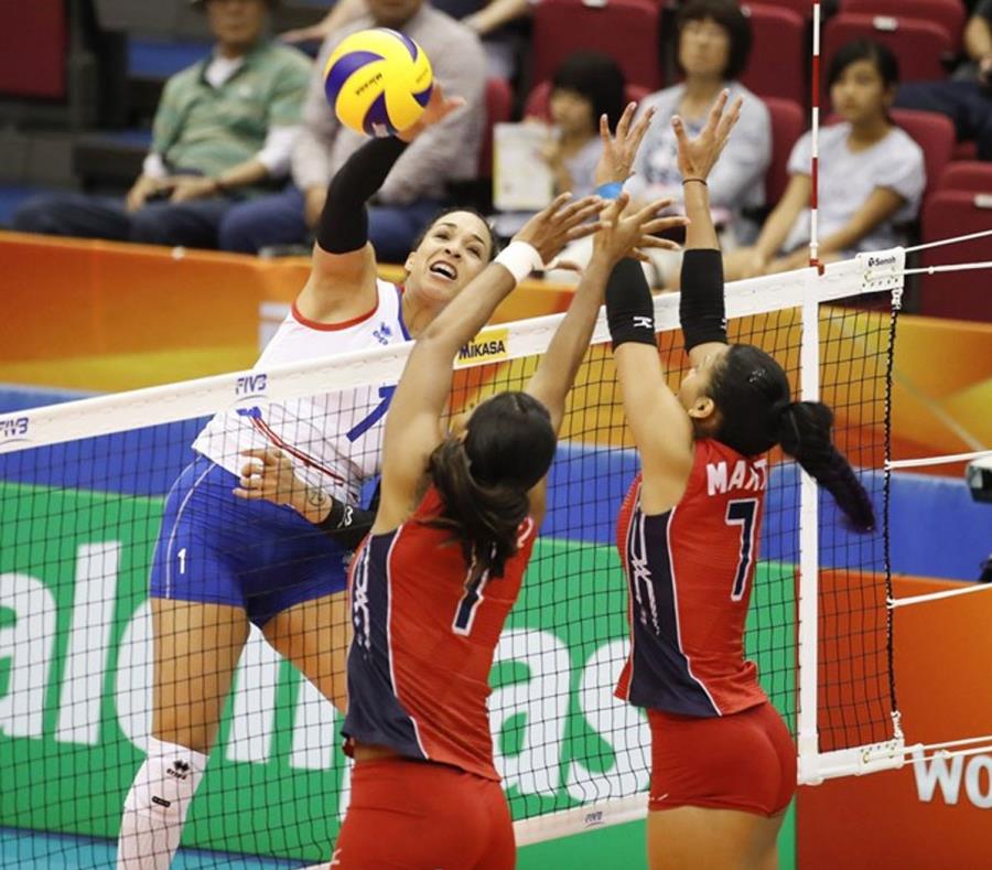 Una de las jugadas de la Selección Nacional se enfrenta a dos jugadoras del equipo de la República Dominicana. (Suministrada) (semisquare-x3)