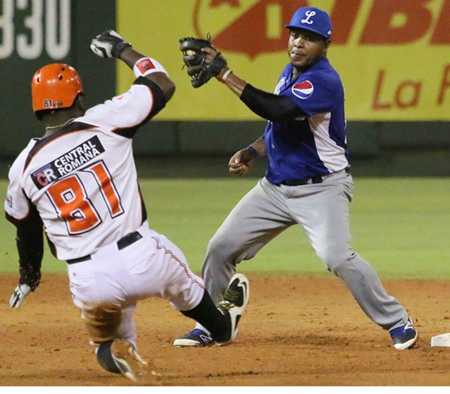 Abraham Almonte, de los Toros, (81) trata de llegar a salvo ante Anderson Hernández, de los Leones del Escogido. (Toros del Este) (semisquare-x3)