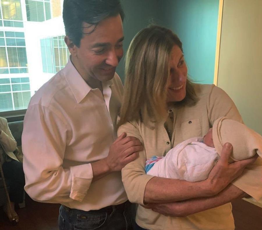 En la foto, el exgobernador Luis Fortuño, la ex primera dama Lucé Vela y su nieta Luisa Catalina. (Twitter) (semisquare-x3)