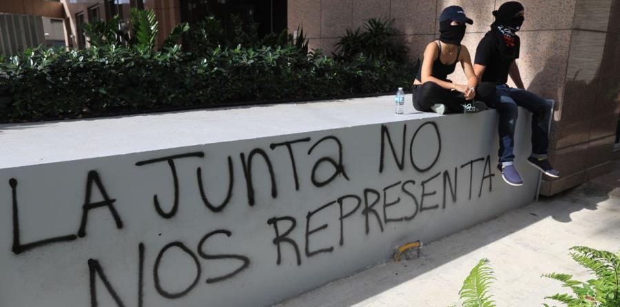 Manifestación en contra de la Junta de Supervisión Fiscal en el World Plaza, en la Milla de Oro, Hato Rey. (horizontal-x3)
