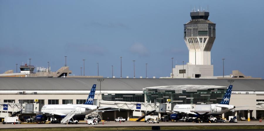 Vista de la pista del aeropuerto internacional Luis Muñoz Marín. (horizontal-x3)