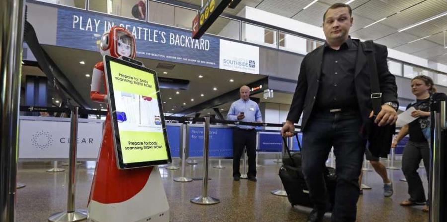 Robot asiste a viajeros en el aeropuerto de Seattle (horizontal-x3)