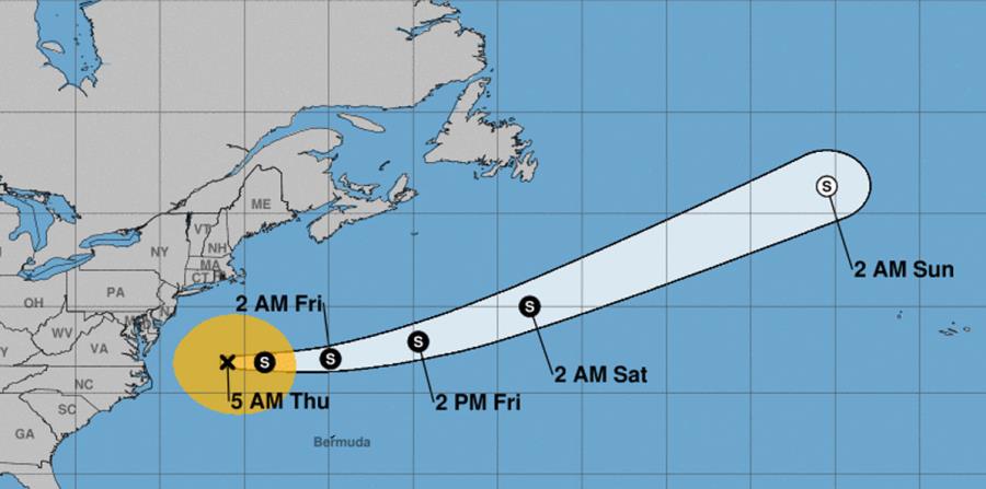 El centro de la tormenta se encontraba 275 millas al este-nordeste de cabo Hatteras, en Carolina del Norte, y avanzaba con rumbo este-nordeste a 8 millas por hora. (horizontal-x3)