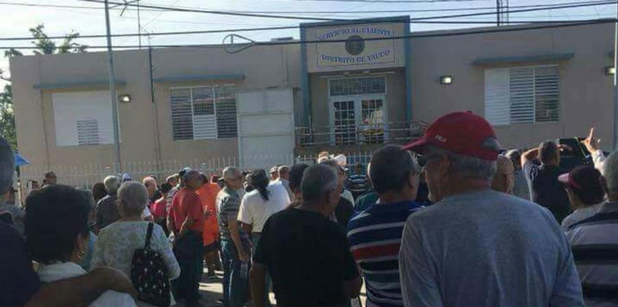 Los residentes del barrio Barinas marcharon hasta la Oficina de Servicio al Cliente de la AEE en Yauco. (Suministrada) (horizontal-x3)