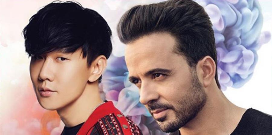 El cantante boricua Luis Fonsi junto a JJ Lin, con quien interpreta una nueva versión de