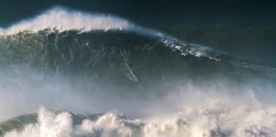 Imagen del momento en que Rodrigo Koxa montó la ola de 80 pies el 8 de noviembre de 2017. (Captura / worldsurfleague.com) (horizontal-x3)