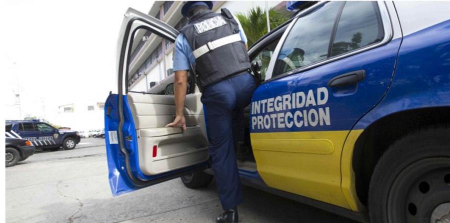 Un agente sale de una patrulla. (GFR Media) Policía (horizontal-x3)
