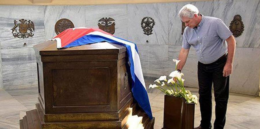 El presidente cubano, Miguel Diaz-Canel, mientras visita la tumba del héroe nacional José Martí. (EFE) (horizontal-x3)
