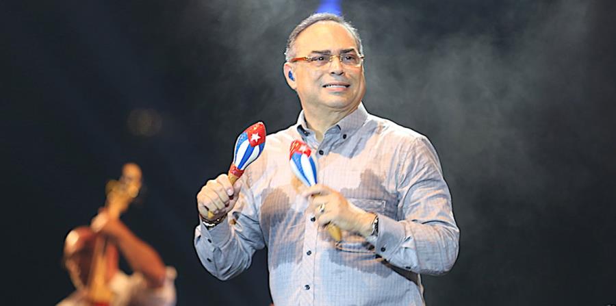 Gilberto Santa Rosa toca unas maracas con la imagen de la bandera de Cuba. (horizontal-x3)