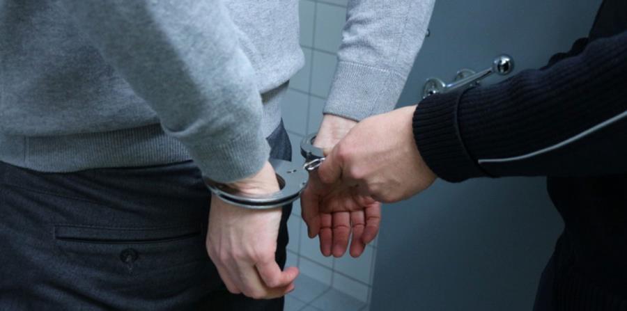 Una mujer es arrestada. (Archivo) (horizontal-x3)