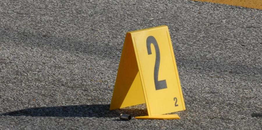 La Policía identifica un proyectil encontrado en la escena de un crimen. (GFR Media) (horizontal-x3)