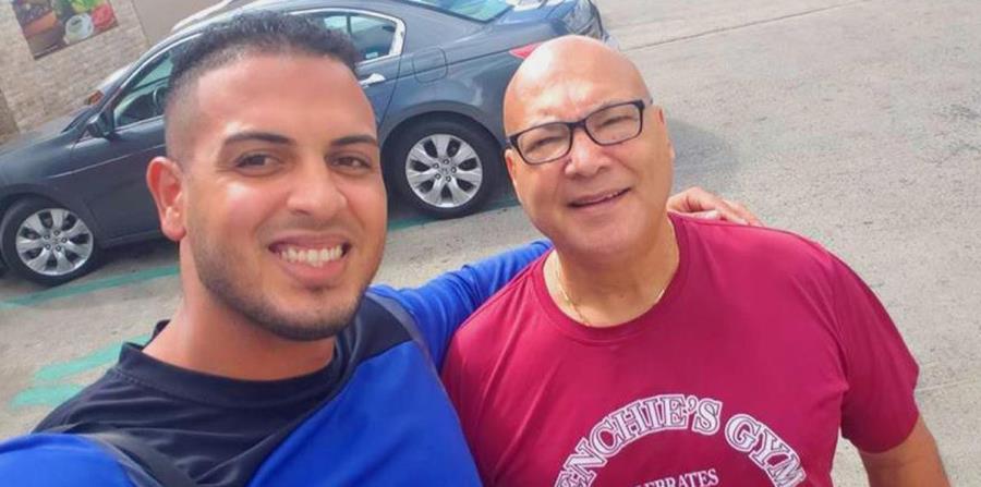 Los luchadores humacaeños Jonathan Ayala (Sebastián Guerra) y Jose Estrada Sr. (Supermédico #1) se preparan para la apertura del