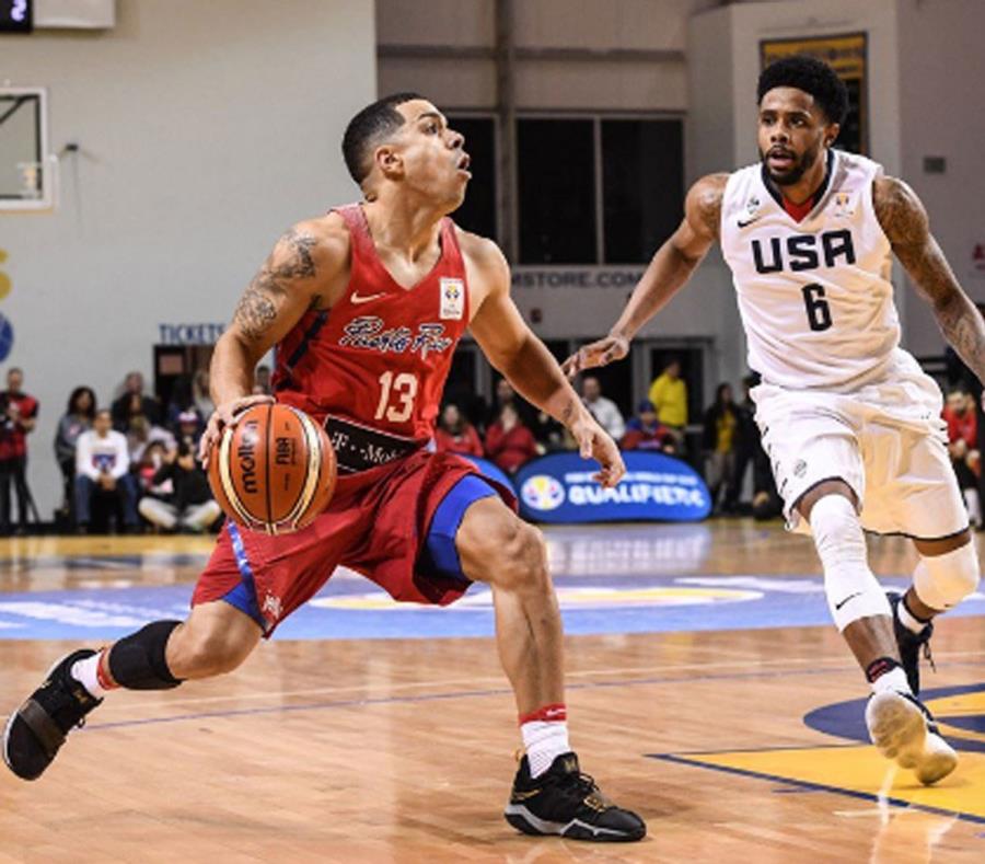Una jugada entre Puerto Rico y Estados Unidos durante el tercer parcial. (Captura / Twitter FIBA) (semisquare-x3)