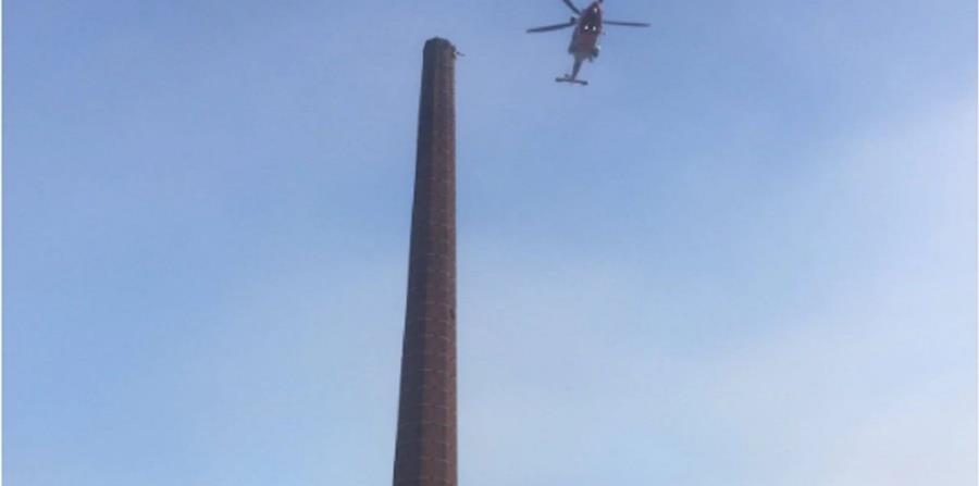 Rescatistas trabajan para salvar a un hombre que se colgó de la