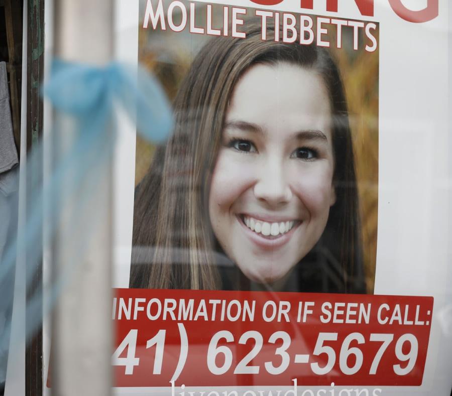En esta fotografía de archivo del 21 de agosto de 2018, un afiche en el que se pide información sobre el paradero de Mollie Tibbetts, estudiante de la Universidad de Iowa, cuelga de la ventana de un negocio en Brooklyn, Iowa. (AP) (semisquare-x3)