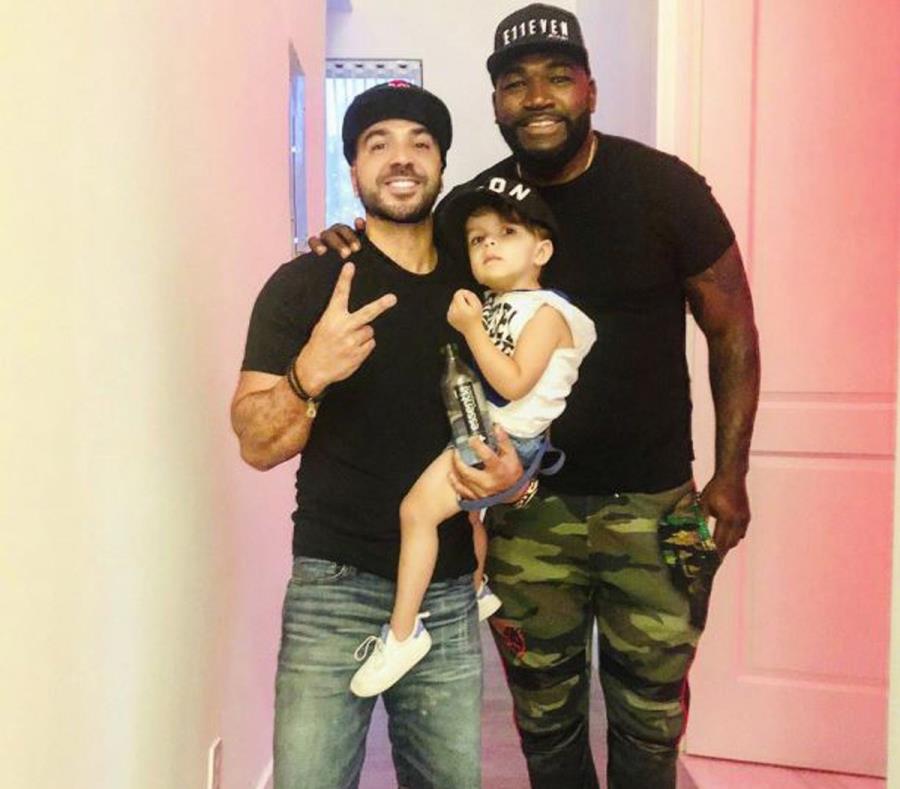 Luis Fonsi, quien aguanta a su hijo, Rocco, junto al exjugador de los Red Sox David Ortiz. (Twitter / Luis Fonsi) (semisquare-x3)