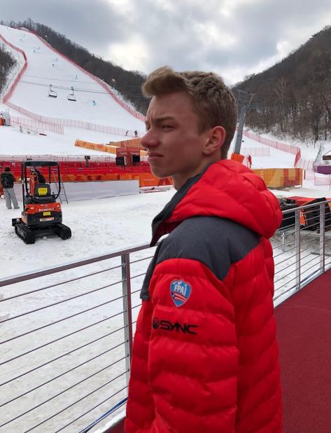 Charles Flaherty espera para entrar a la pista de Gian Slalom, donde realizaría un entrenamiento. (Suministrada / FPAI) (vertical-x1)