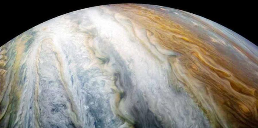 Las evidencias recientes recogidas por la sonda Juno de la NASA indican que estas corrientes en chorro llegan a una profundidad de 3,000 kilómetros por debajo de las nubes de Júpiter. (horizontal-x3)