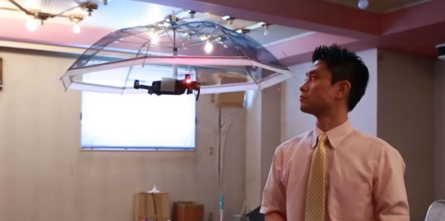 Presentan un paraguas manos libres que funciona con un dron (horizontal-x3)