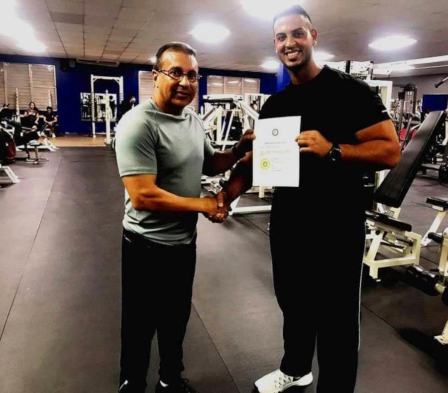 El propietario de Perfect Body Gym, Luis Ángel Acosta Díaz, junto a Jonathan Ayala (Sebastián Guerra), vicepresidente y presidente respectivamente del Humacao Profesional Wrestling Academy. (Suministrada) (semisquare-x3)
