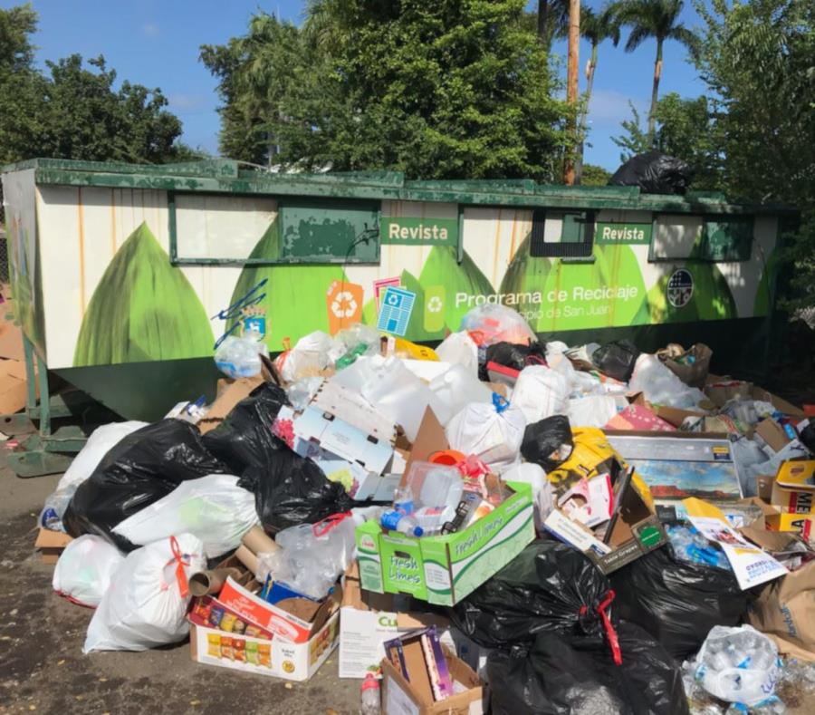 La foto, tomada hoy, domingo, muestra el estado en que se encontraba el contenedor de reciclaje ubicado en el Parque Central. (Suministrada) (semisquare-x3)