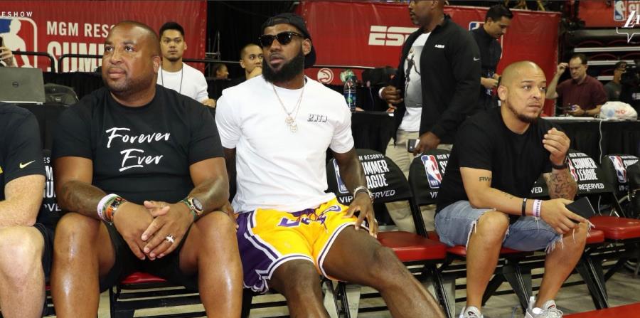 LeBron James observa el partido de la la Liga de Verano. (Captura / Twitter @Lakers) (horizontal-x3)