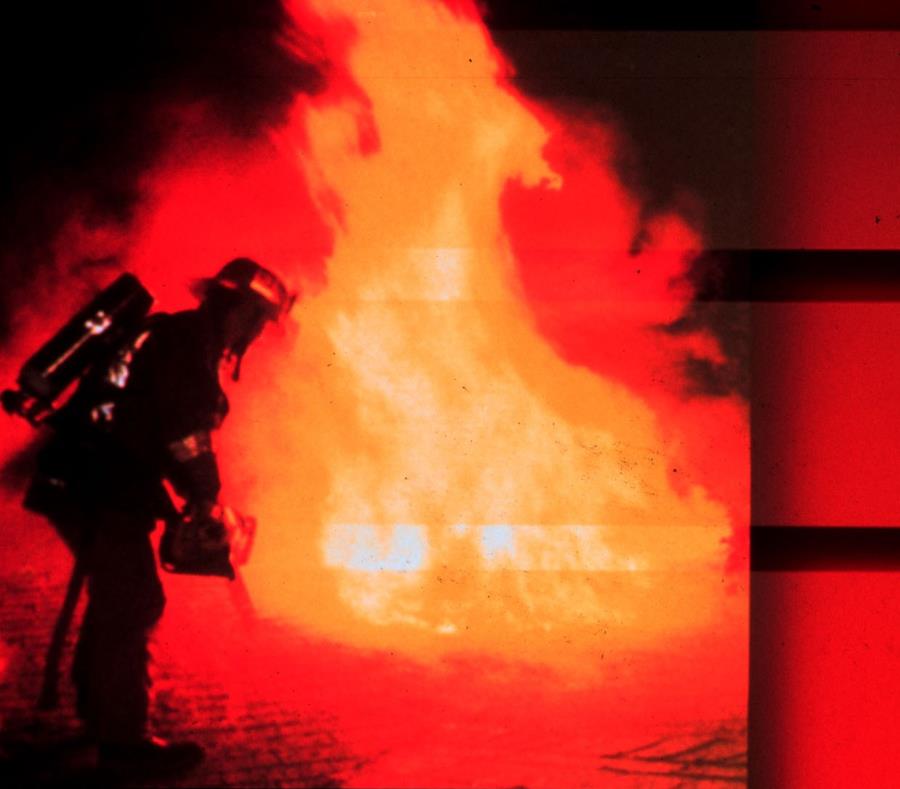 Un bombero intenta extinguir las llamas durante un incendio. (GFR Media) (semisquare-x3)