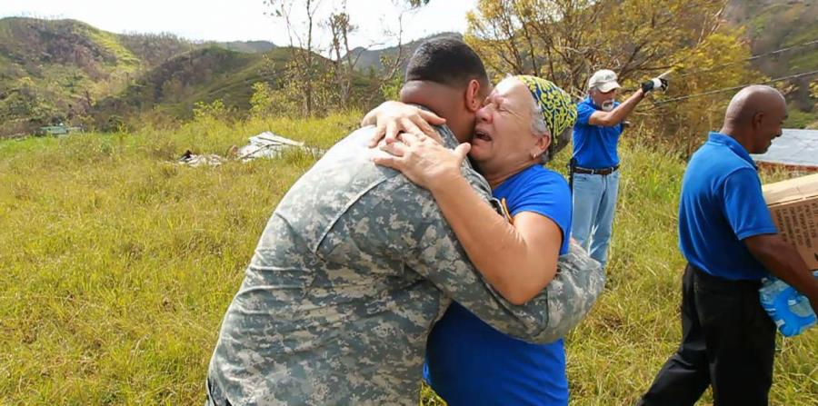 Decenas de residentes del barrio Damián Arriba, que colinda con Orocovis hicieron fila para recibir los suministros y esperaron a que la Guardia Nacional regresara a San Juan a buscar más alimentos y volviera a Orocovis. (horizontal-x3)