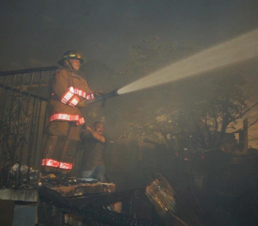Un bombero combate un incendio. (GFR Media) (semisquare-x3)
