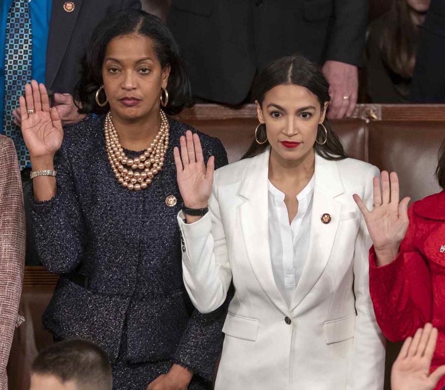 Alexandria Ocasio-Cortez, al centro de blanco, durante su juramentación en el Congreso. (AP) (semisquare-x3)