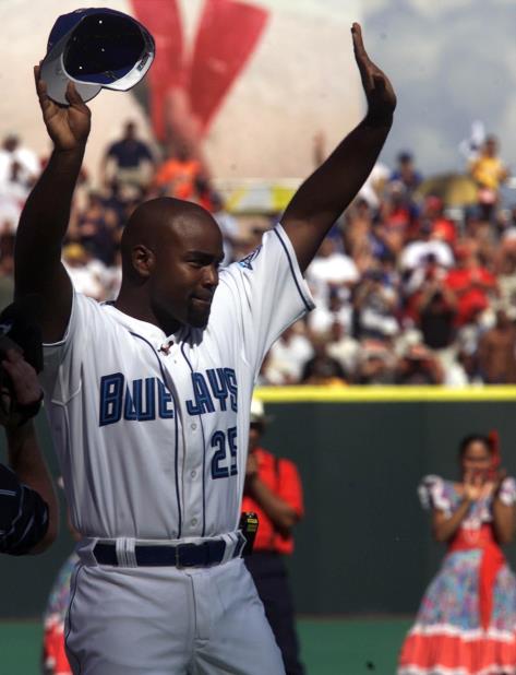 Carlos Delgado acompañó a los Azulejos de Toronto durante la serie que se celebró en el estadio Hiram Bithorn en el partido inaugural del 2001 ante los Vigilantes de Texas. (vertical-x1)