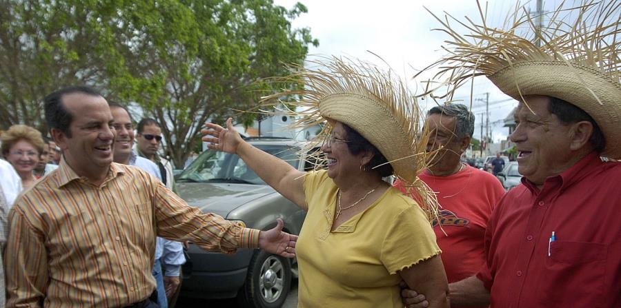 El fenecido exalcalde de Las Marías Adrián Heriberto Acevedo y su sobrina saludan al exgobernador Aníbal Acevedo Vilá. (GFR Media) (horizontal-x3)