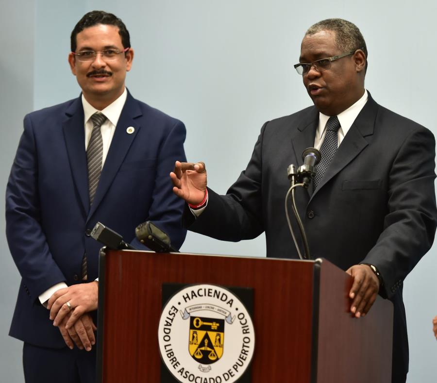 En la foto, el expresidente de la UPR Uroyoán Walker y el exrector Carlos Severino. (semisquare-x3)
