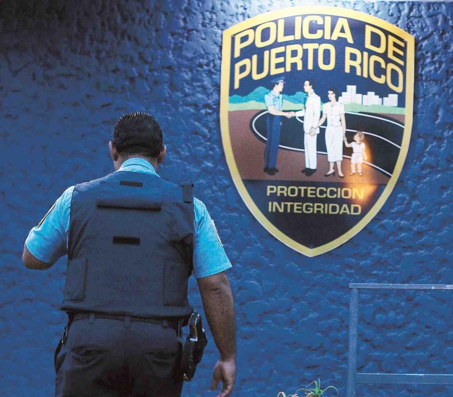 Un agente de la Policía entra a un cuartel de la Policía. (GFR Media) (semisquare-x3)