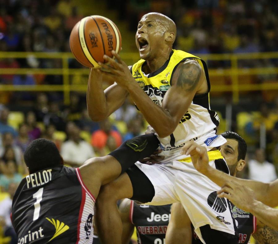 Guillermo Díaz (con el balón) apenas jugó en la pasada temporada del BSN con los Capitanes de Arecibo debido a problemas con su cadera. (semisquare-x3)