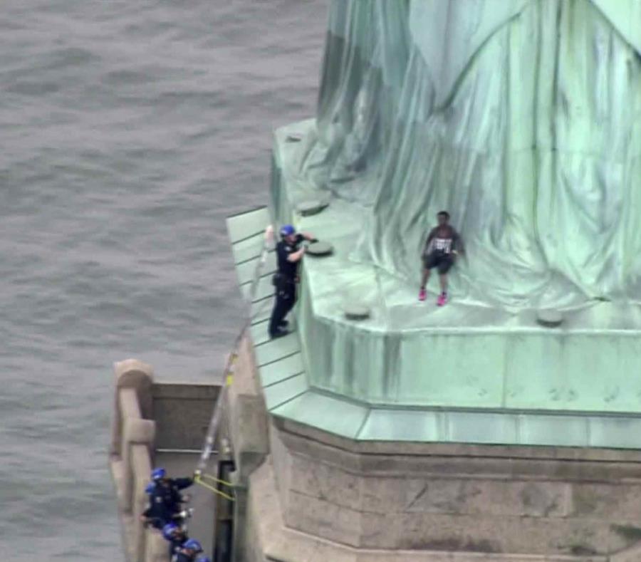 Según un funcionario federal, la mujer dijo a la policía que su acto era en protesta por la separación de niños inmigrantes de sus padres en la frontera con México. (PIX11 vía AP) (semisquare-x3)