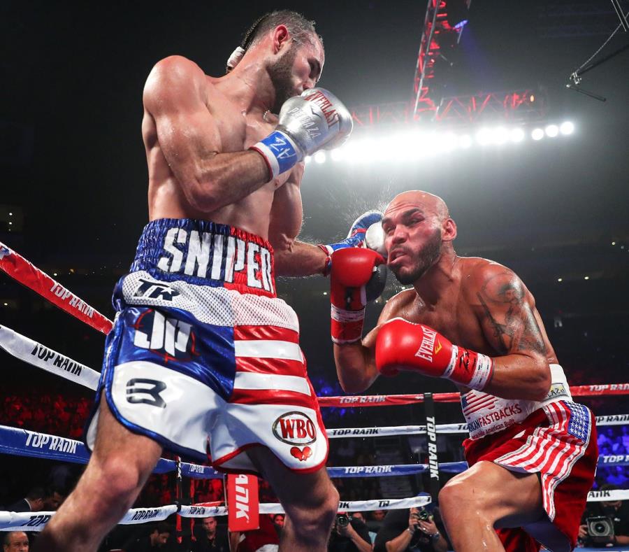José Pedraza, aquí conectando a Ray Beltrán, es el campeón ligero (135 libras) de la OMB, mientras que Vasyl Lomachenko reina en la AMB. (Suministrada / Top Rank) (semisquare-x3)