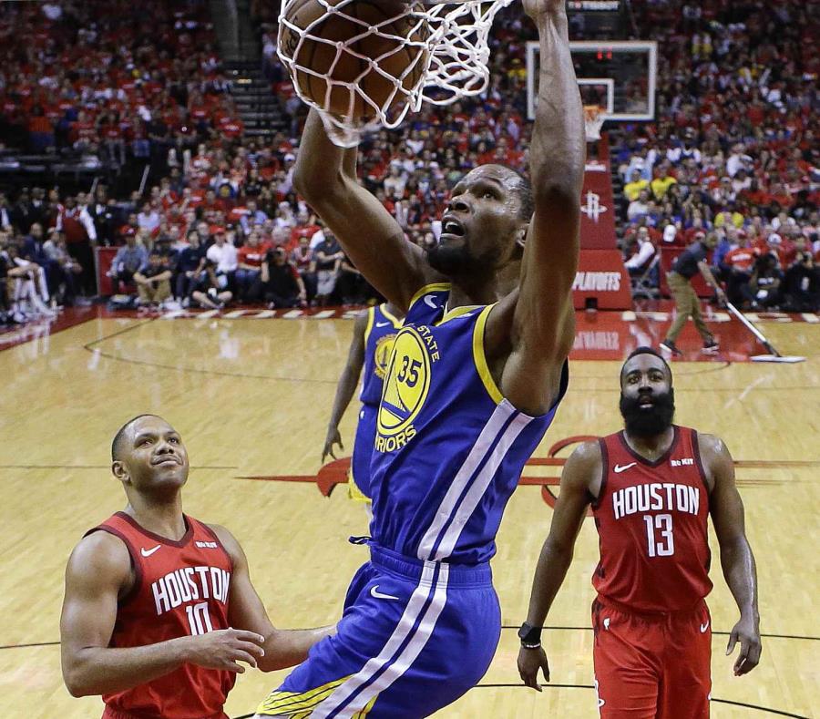 Kevin Durant donquea el balón ante la mirada de P.J. Tucker y James Harden