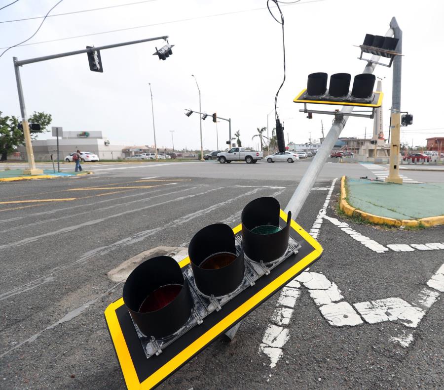 Uno de los semáforos que tumbó el huracán María. (GFR Media) (semisquare-x3)