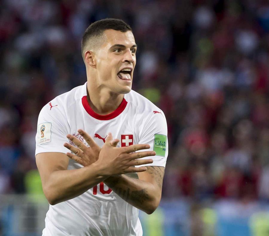 Granit Xhaka realiza el gesto después de anotar contra Serbia. (AP) (semisquare-x3)