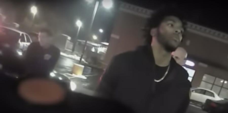 Captura de un video de cámara personal cedido por el Departamento de Policía de Milwaukee que muestra al guardia de los Milwaukee Bucks Sterling Brown después de ser esposado y sometido con una descarga eléctrica durante su arresto (horizontal-x3)