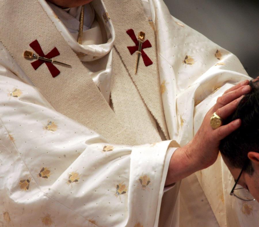 Tras una profunda investigación, se llegó a la conclusión que Ibarra nunca había sido ordenado sacerdote. (semisquare-x3)