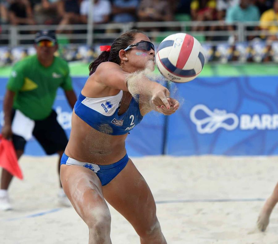 Ante cancha llena en un día festivo en Barranquilla, Allanis Navas (arriba) y María González ofrecieron un espectáculo de control de balón - pese al fuerte viento - de tiros, bloqueos y defensa. (semisquare-x3)